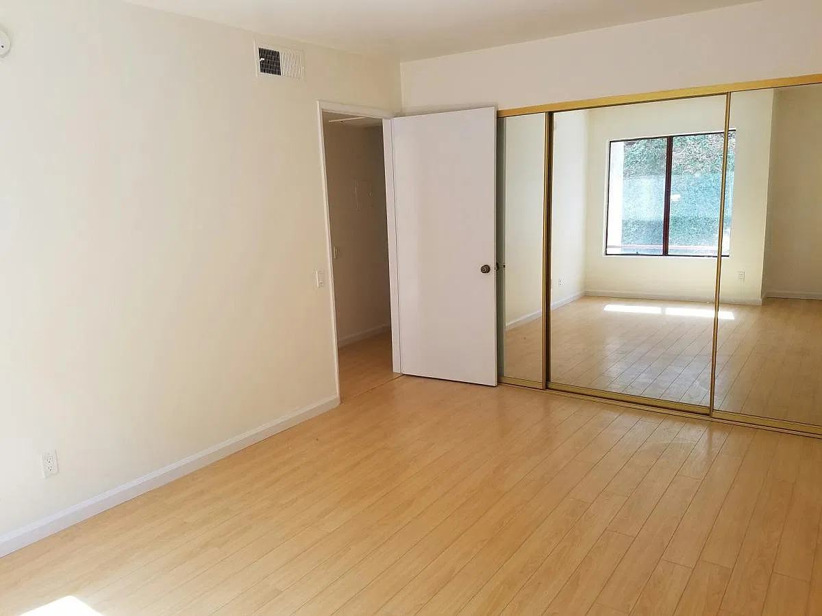 2 bed, 900 sqft, $2,600 — Photo 3
