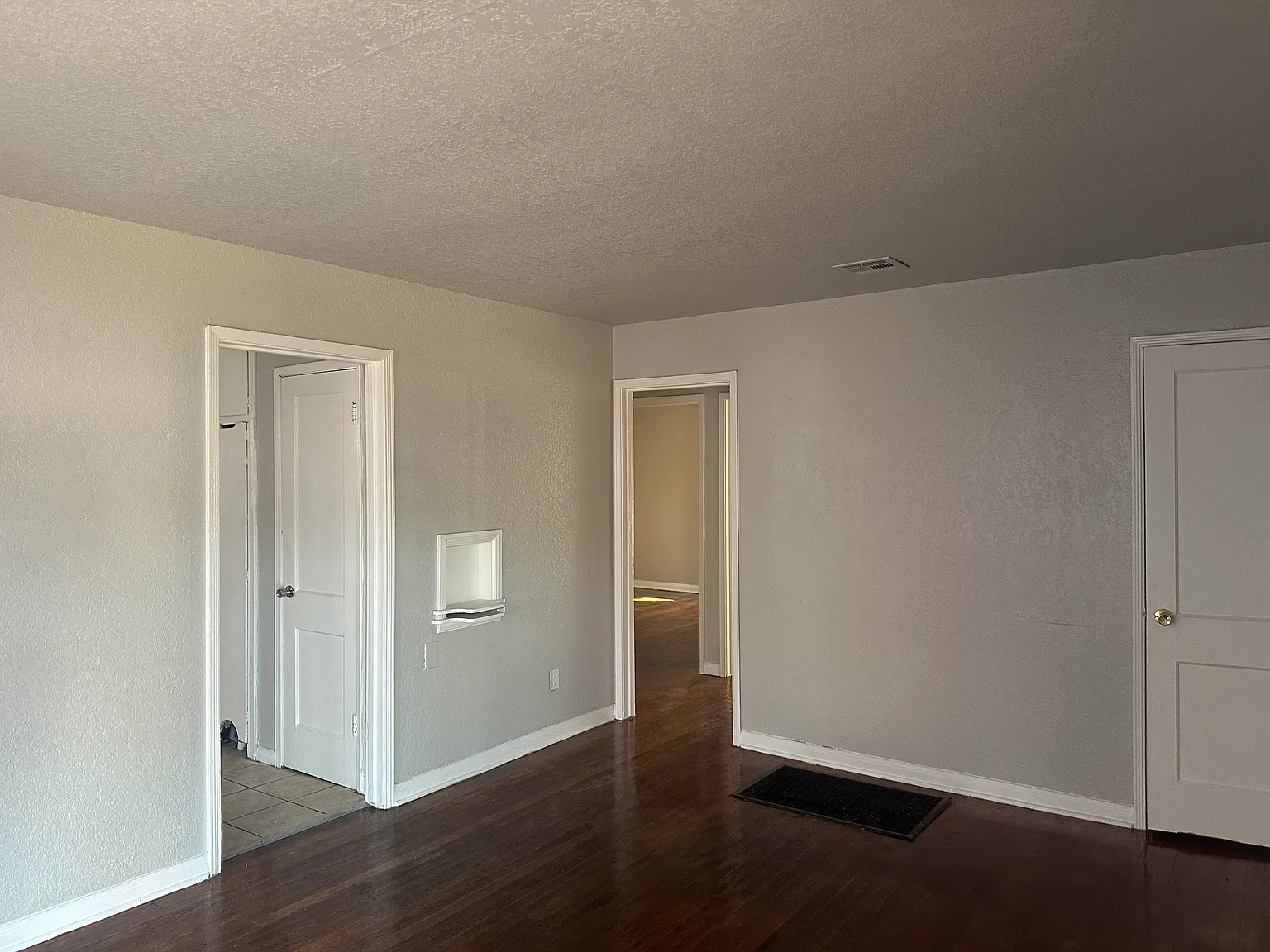 2 bed, 884 sqft, $1,100 — Photo 2