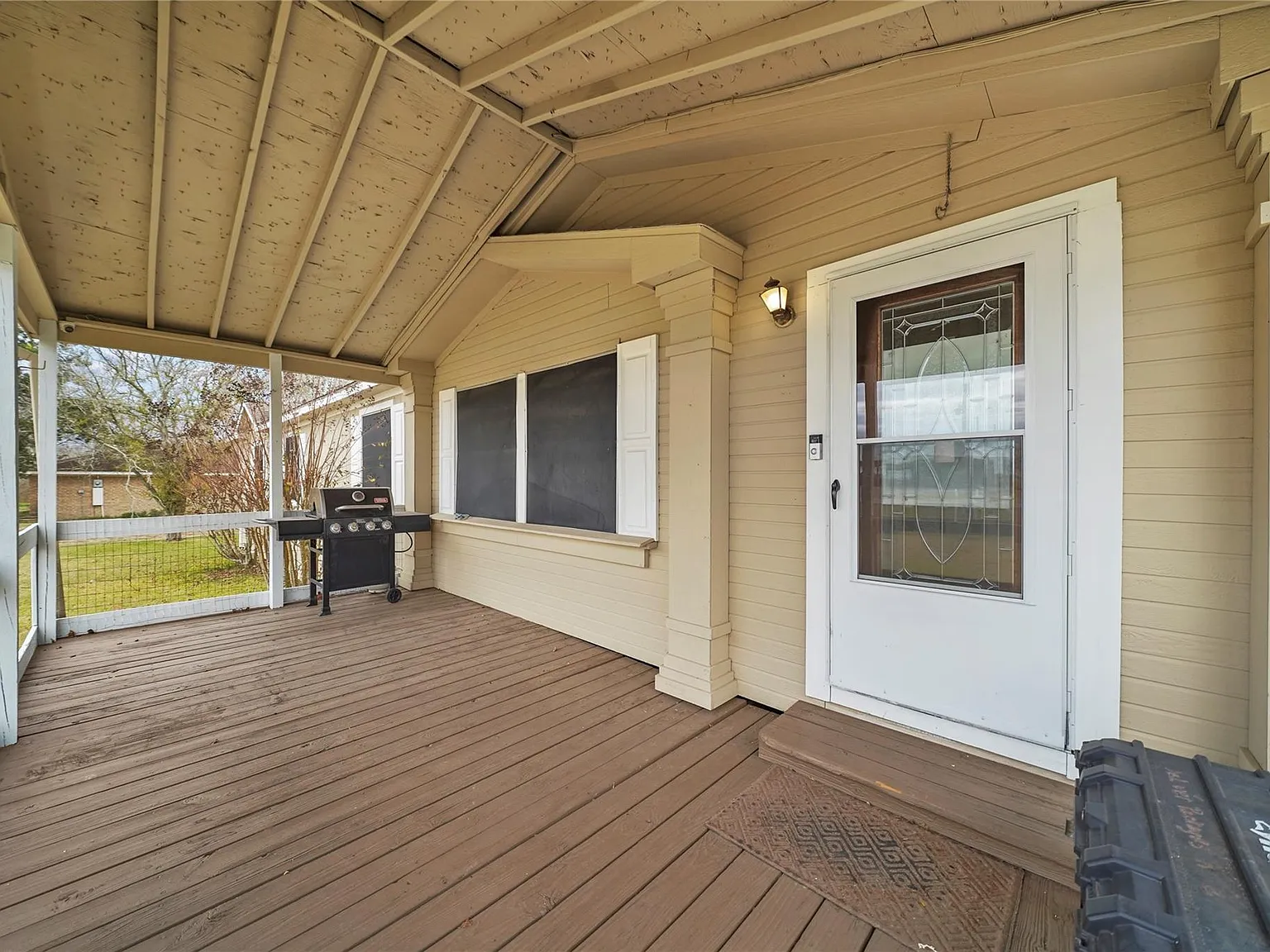 4 bed, 2.0 bath, 2128 sqft, $1,900 — Photo 2