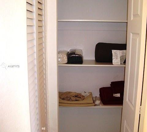 5th image of 910 Jefferson Ave APT 3B