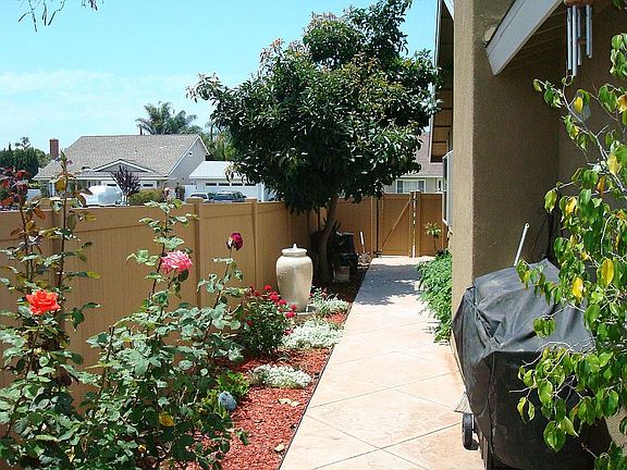 Side yard along cul d'sac