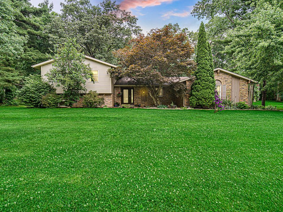 1st image of 495 Meadowwood Dr