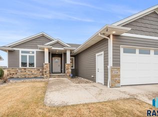2516 E Whisper Trl, Sioux Falls, SD 57108