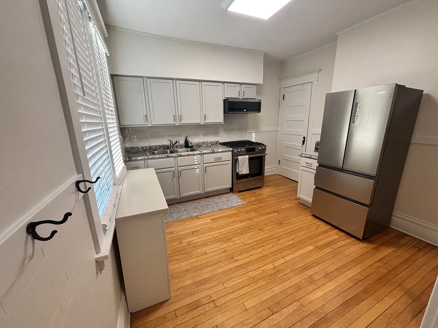 Renovated 3BR Duplex with shared Yard & Parking — Photo 1