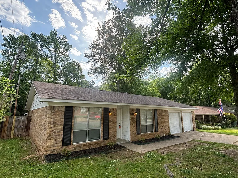 2221 Dorchester Dr — Photo 2