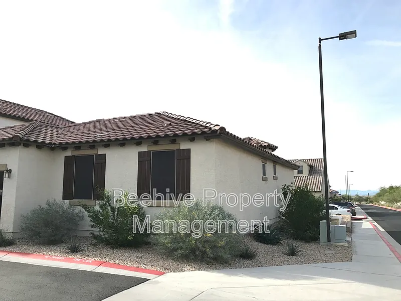 3 bed, 2.0 bath, 1769 sqft, $2,099 — Photo 2