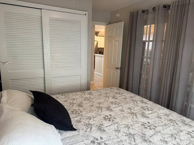 King size bed (master)