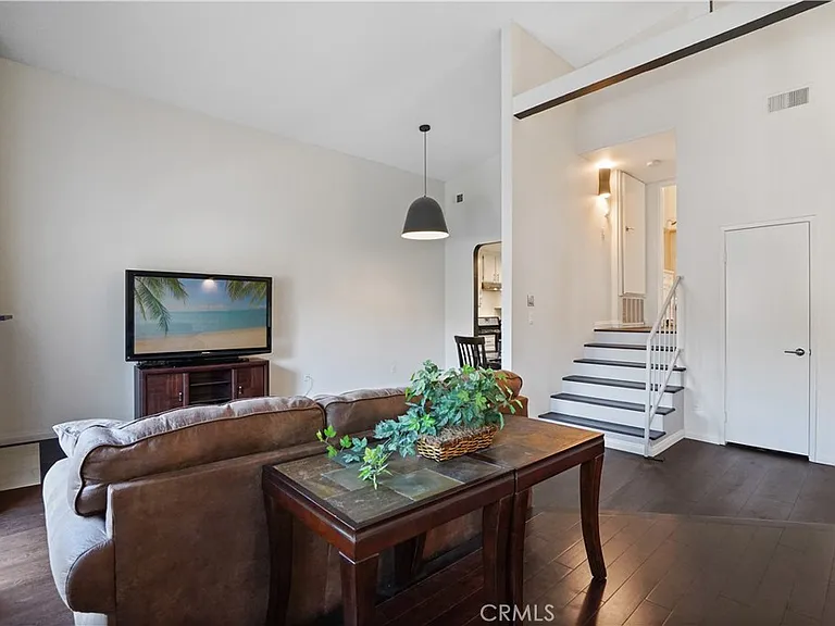 5805 Whitsett Ave #211 — Photo 4