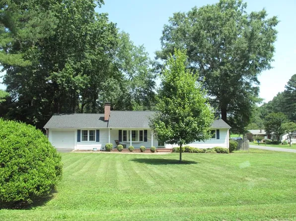 400 Kenmore Ave, Kilmarnock, VA 22482