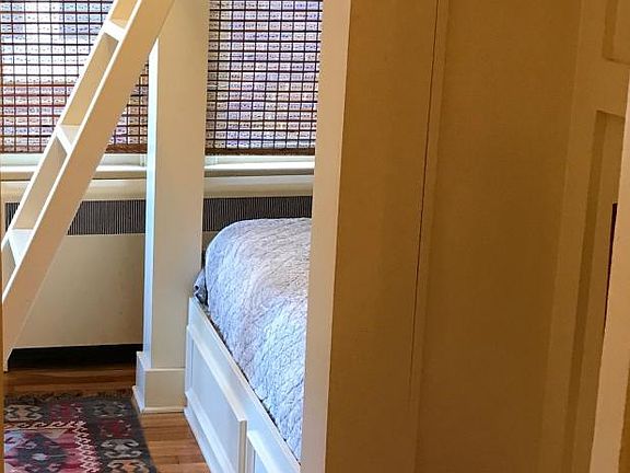 twin(xl) bunk bedroom