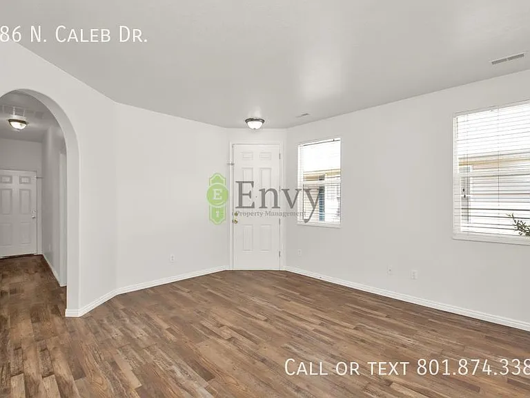 286 N Caleb Dr — Photo 2