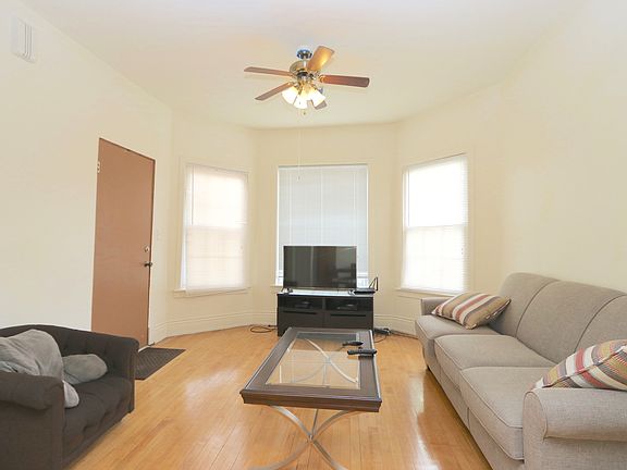 5th image of 5653 W Montrose Ave