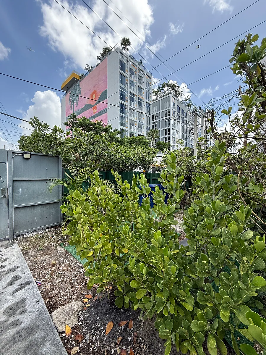 Building Photo - 118 NW 24th St #4
