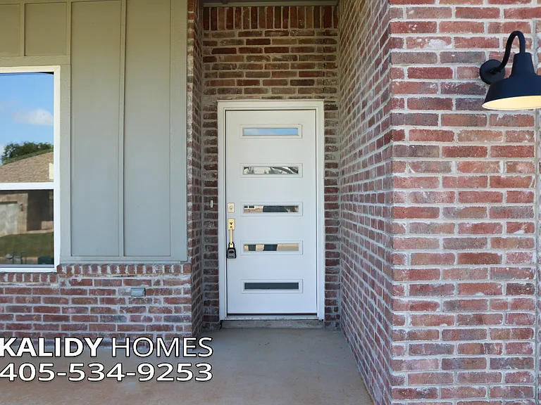 421 Remington Ave — Photo 2