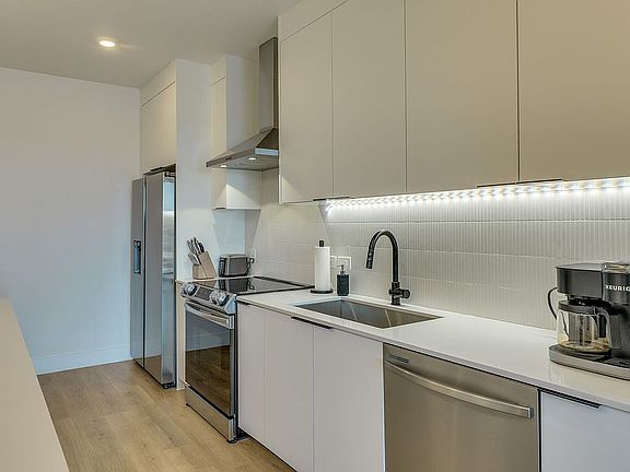 3rd image of 1701 Simond Ave #618