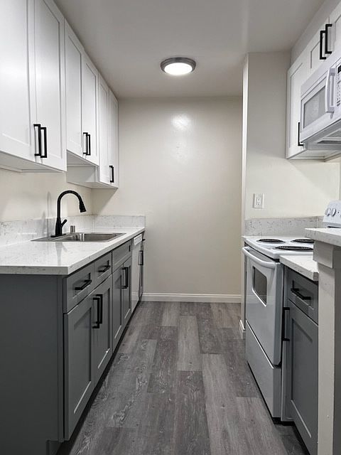 1st image of 11255 Moorpark St #19