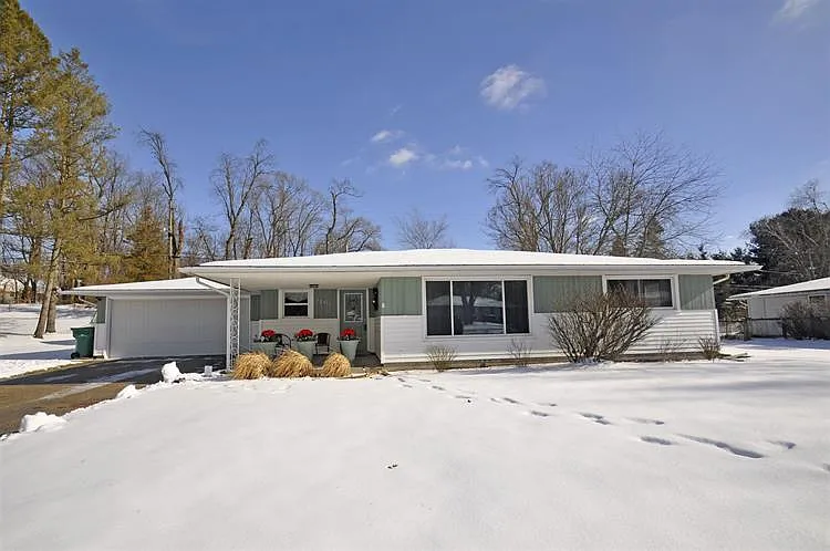52916 Highland Dr photo 1