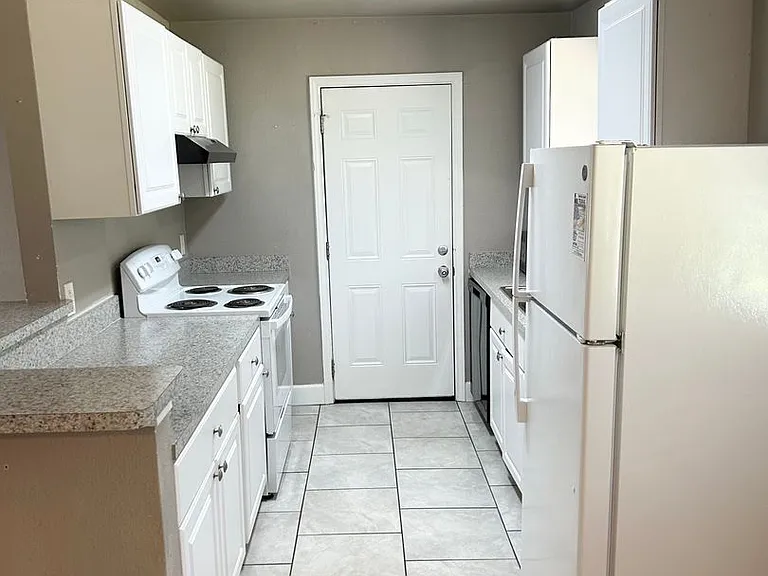 733 SW Sunnybrook Dr — Photo 2