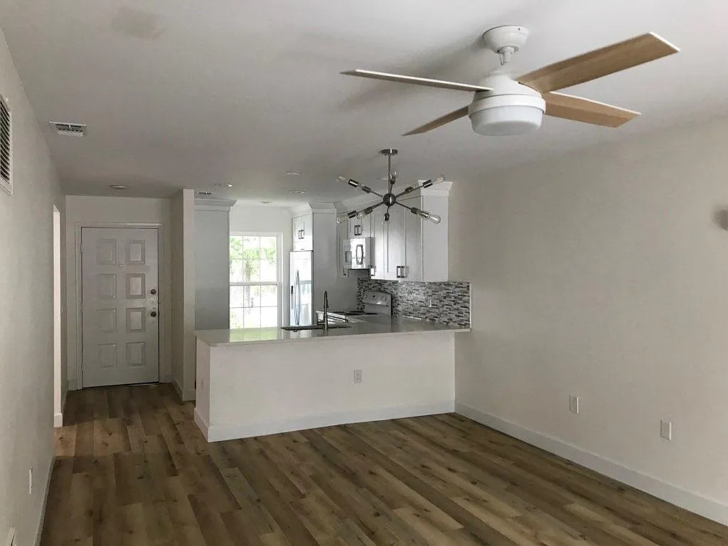 341 Cambria Ct — Photo 1