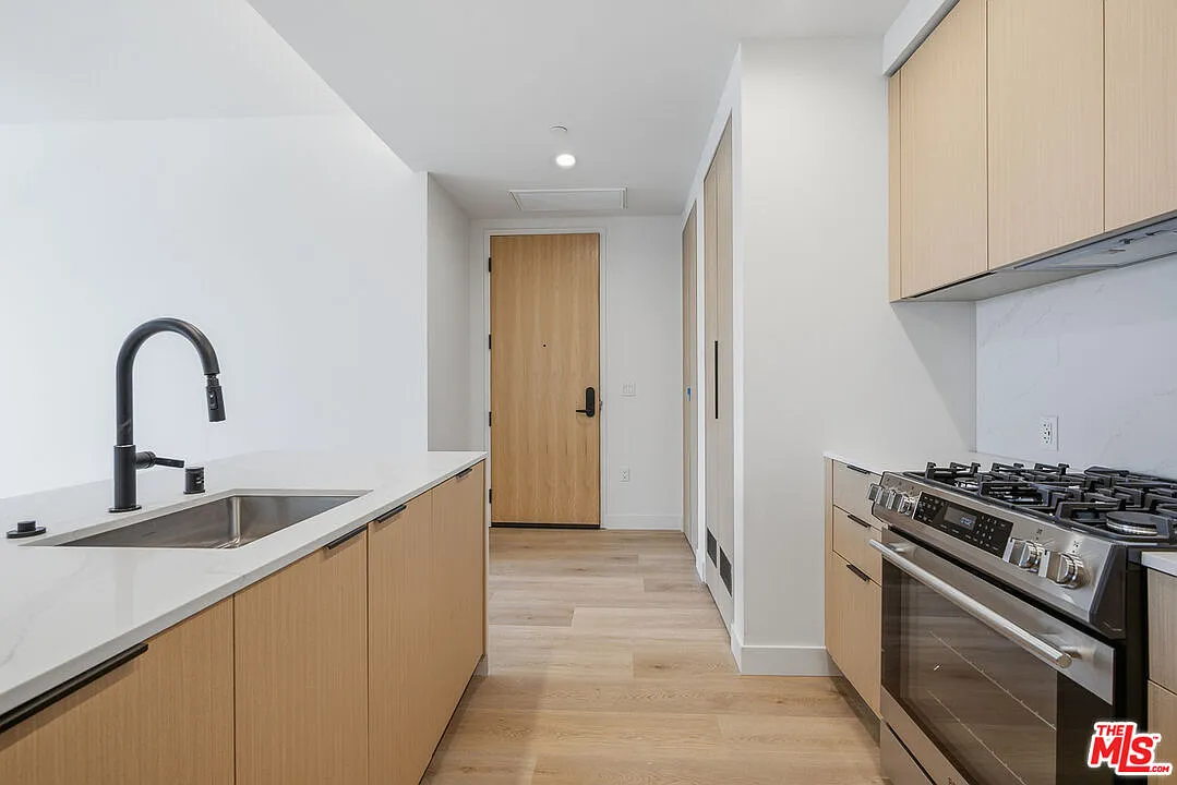1 bed, 1.0 bath, 806 sqft, $4,395 — Photo 4