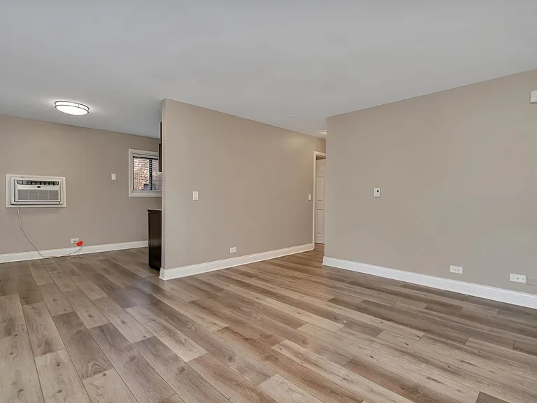 Lakeside Village Apartments — Photo 10