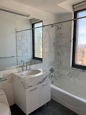 4th image of 9 W 31st St Ph 2E