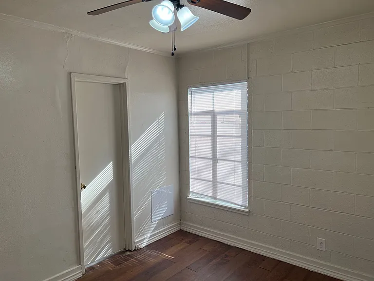 2300 W Hickory St — Photo 23