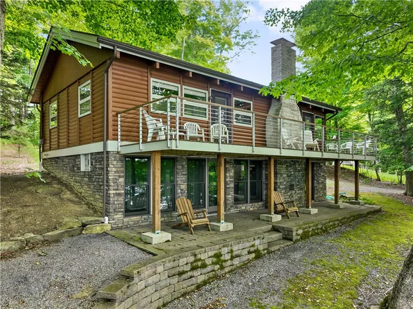 1833 Peninsula Dr, Central City, PA 15926