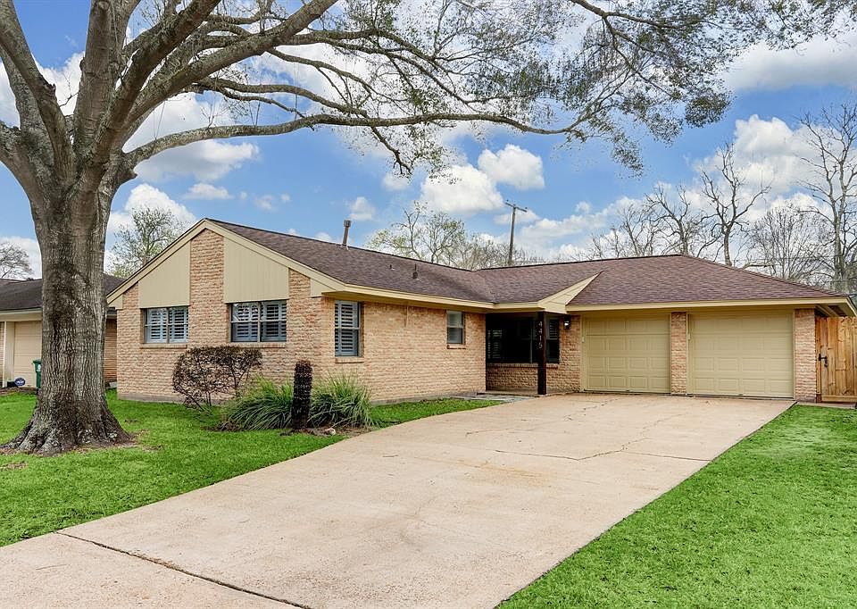 Lovely updated house with majestic oak tree in popular Willowbend area. Did not flood. Not in a flood zone.
