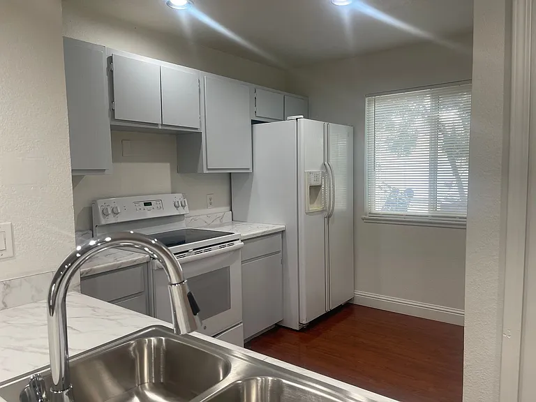 1112 Bradley Sq — Photo 5