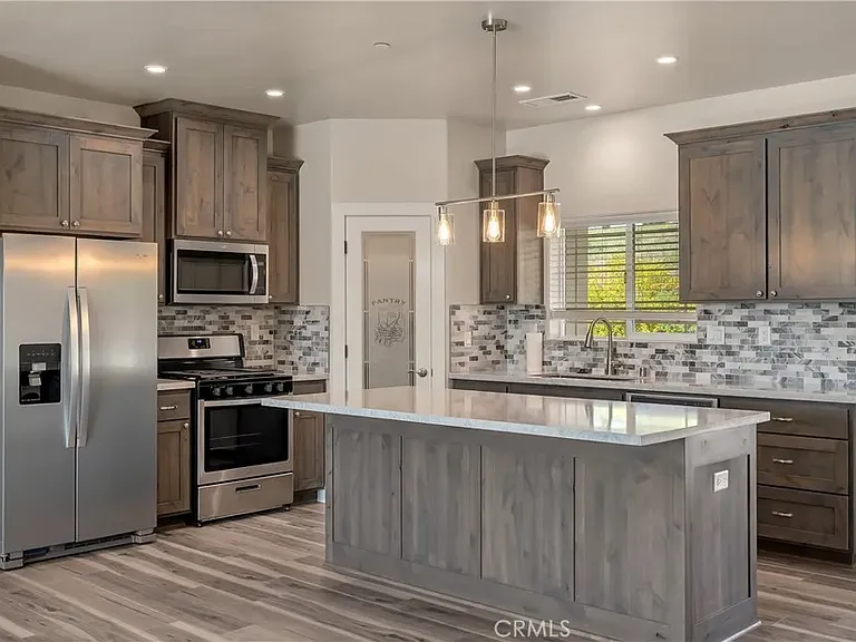 585 Valley View Dr — Photo 5