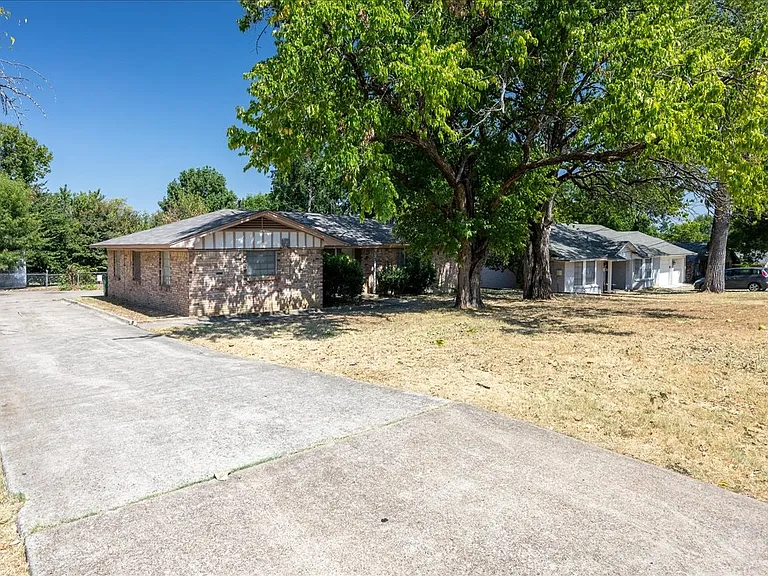 1313 E Sherman Dr — Photo 1