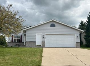 724 Autumn Crest Dr, Watertown, WI 53094