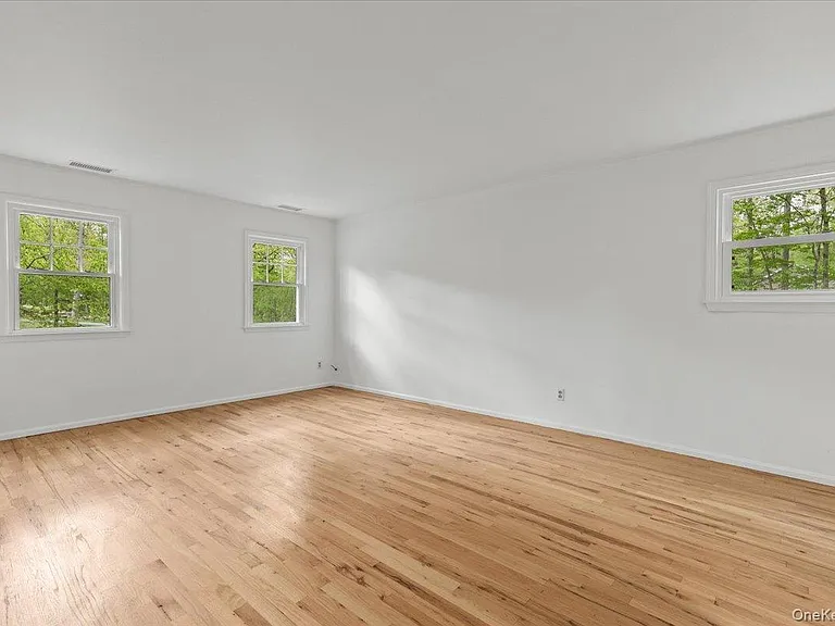 10 Silvermine Dr — Photo 11