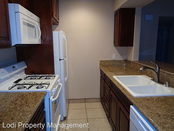 4th image of 423 W Oak St APT 4