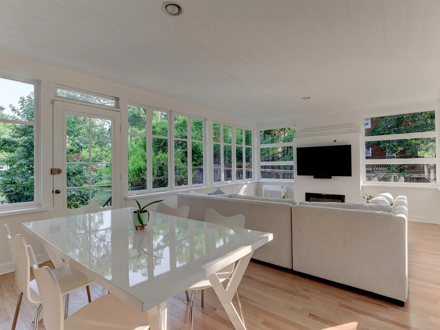 1723 Oakcrest Dr — Photo 2