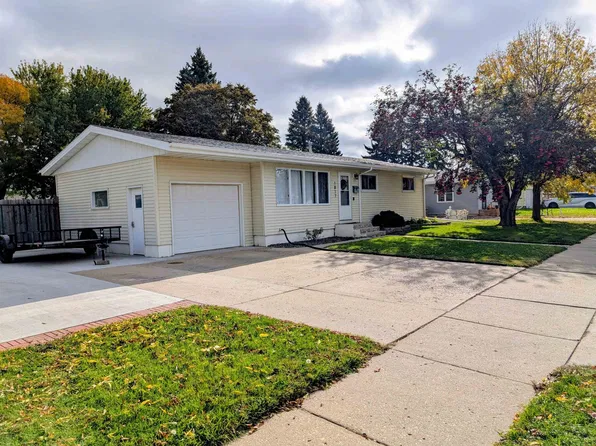 1817 4th St SW, Minot, ND 58701