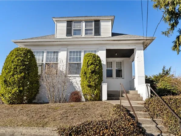 137 Colonial Ave, Cranston, RI 02910
