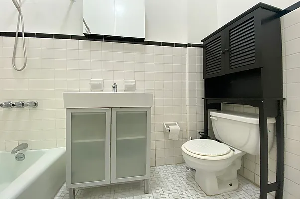 Rented by Coldwell Banker Warburg | media 5