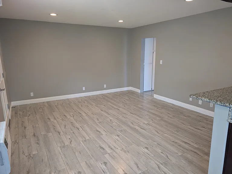 20326 Cohasset St — Photo 3