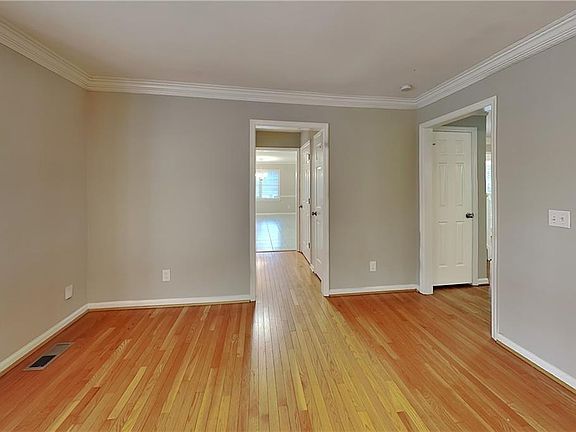 3rd image of 3371 Chatsworth Way