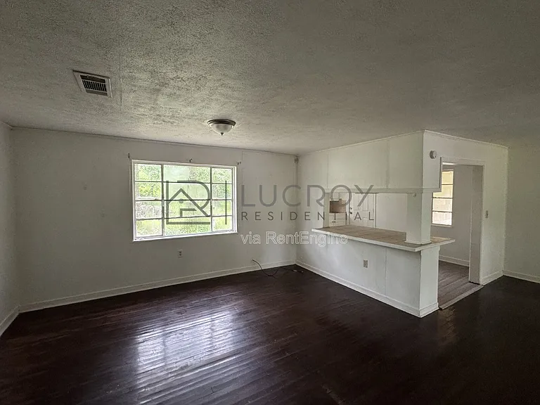 323 Colonial Dr — Photo 4