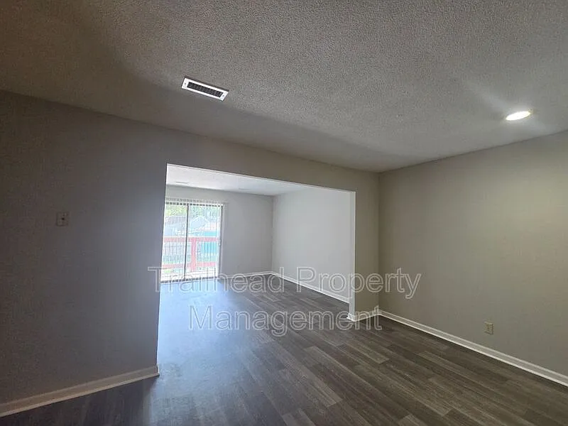 1 bed, 1.0 bath, 750 sqft, $925 — Photo 2