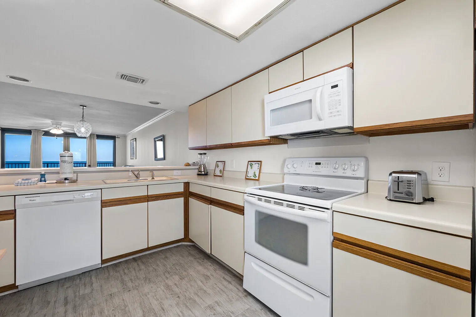2 bed, 2.0 bath, 1151 sqft, $2,721 — Photo 4