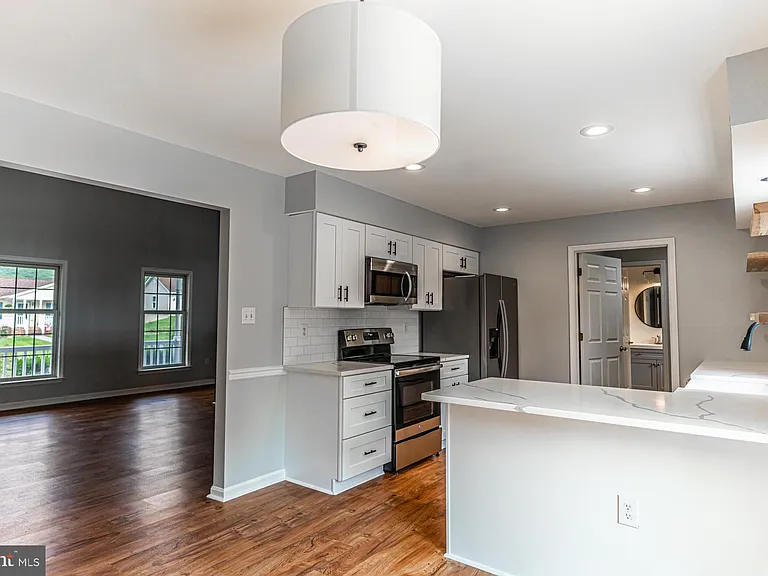 121 Nottingham Ct — Photo 11