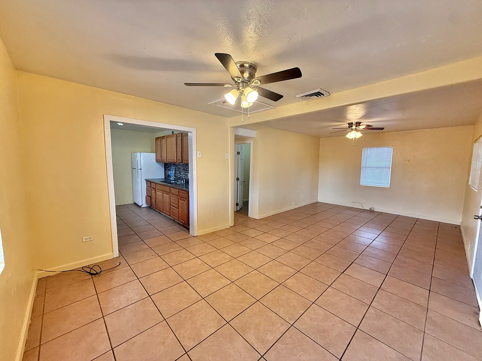 3 bed, 1000 sqft, $1,350 — Photo 2