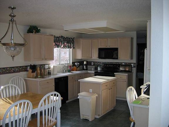 Spacious kit. w/ island