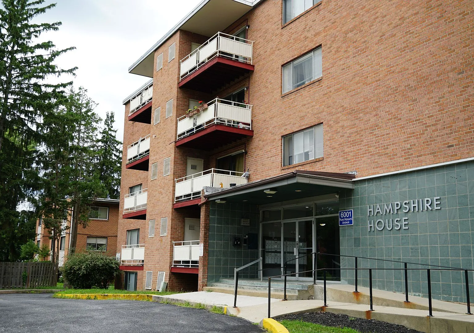Hampshire House Apartments — Photo 1