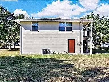 3rd image of 905 Strathmore Pl