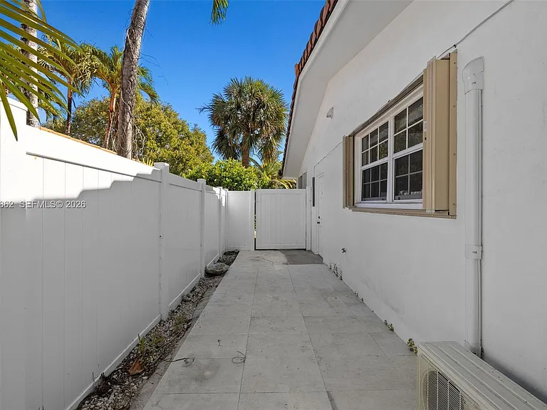 3460 N 46th Ave — Photo 39